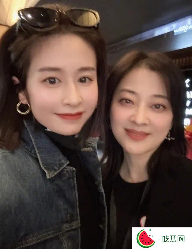 穎兒邀朋友來北京別墅露營，庭院內搭帳篷和超大充氣城堡，好愜意